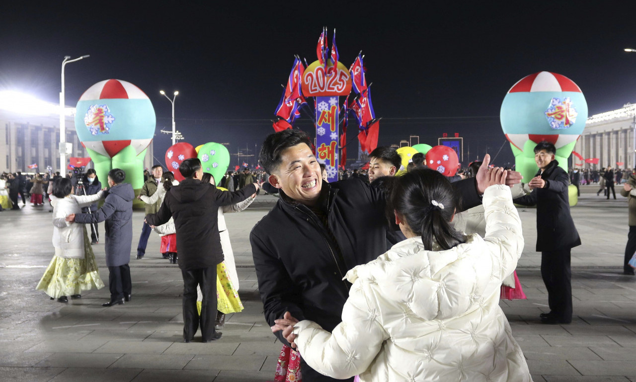 U VELIKOM STILU Kim Džong Un proslavio Novu godinu na trgu, pogledajte kako je izgledao doček u Severnoj Koreji (FOTO)