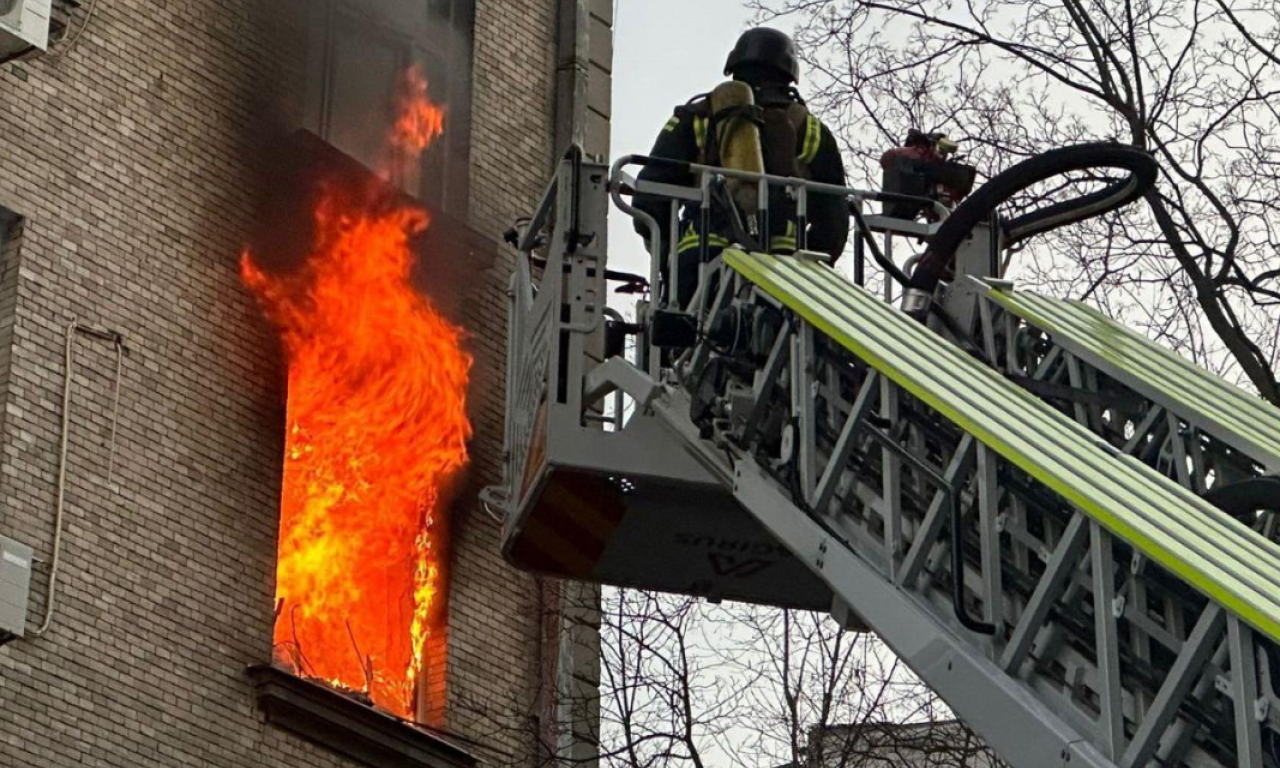 EKSPLOZIJE ODJEKUJU KIJEVOM I U NOVOGODIŠNJEM JUTRU Pogledajte stravične prizore ruskog napada dronovima (FOTO+VIDEO)