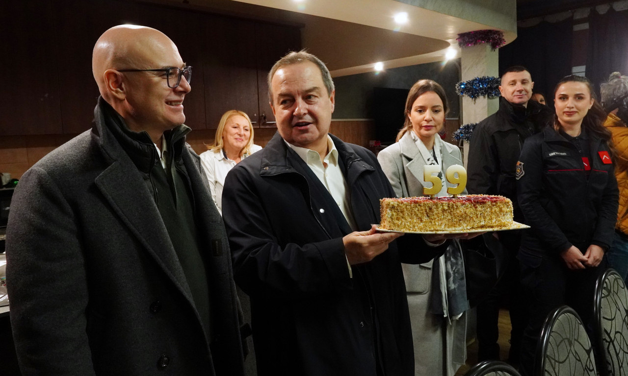 DOBRO SMO POČELI, NEKA TAKO IDE I DALJE Premijer Vučević i ministar Dačić obišli policajce u novogodišnjoj noći (FOTO)