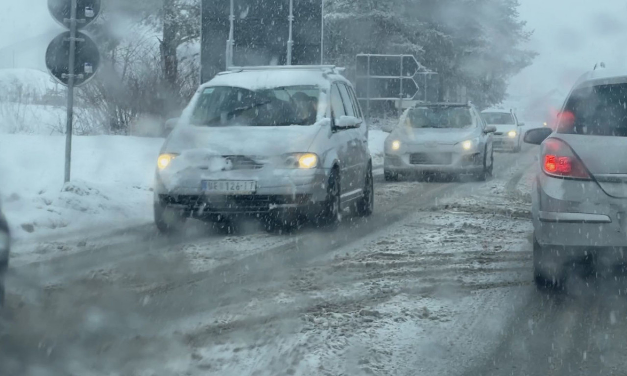 DELOVI AUTOMOBILA PO PUTU, STVARAJU SE KOLONE Stravičan sudar na Zlatiboru!