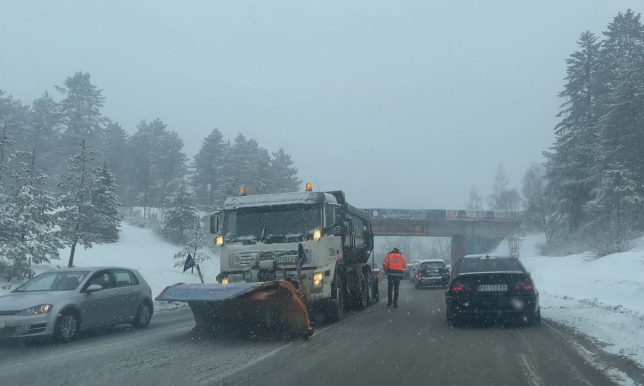 KOLAPS NA ZLATIBORU Jaka snežna mećava paralisala sve, vozila jedva da mrdaju, formira se kilometarska kolona (FOTO)