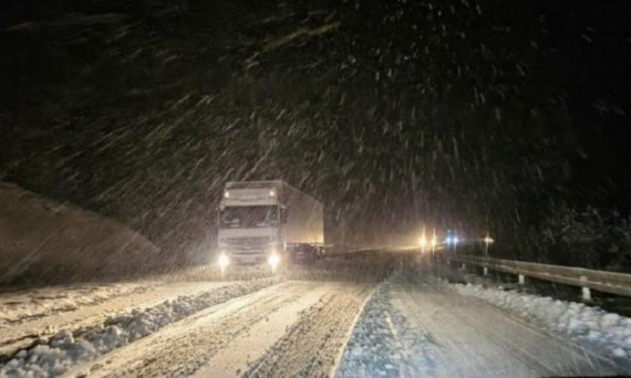 SNEG OKOVAO DELOVE SRBIJE: Veje već satima, šleperima zabranjeno preko Tare i Zlatibora!