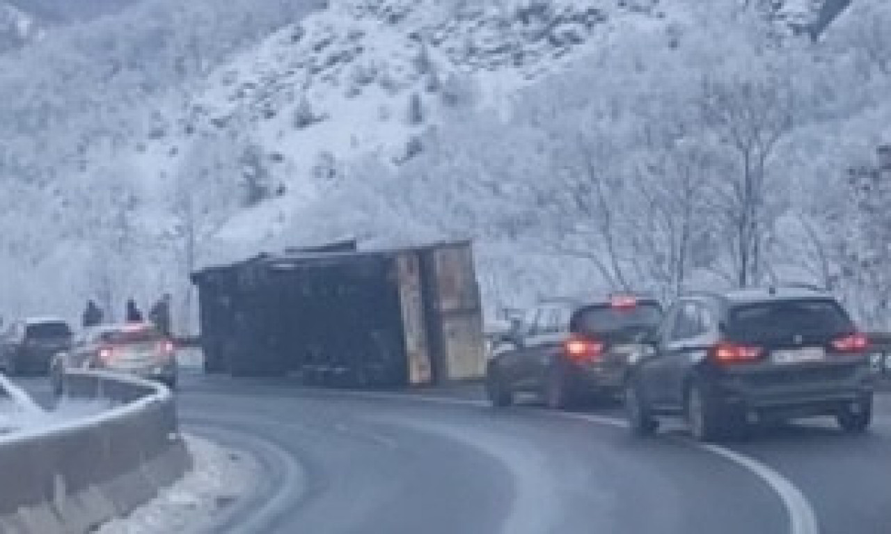 TEŠKA SAOBRAĆAJKA IZMEĐU KRALJEVA I NOVOG PAZARA! Prevrnuo se kamion, sve rasuto po putu (FOTO)