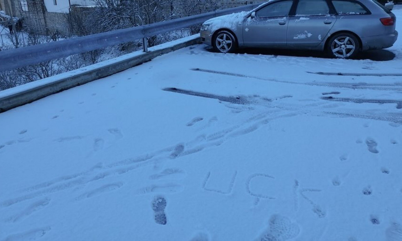 NAJNOVIJE PROVOKACIJE ISPRED MANASTIRA BANJSKA! Eparhija raško-prizrenska zabrinuta zbog ispisane poruke (VIDEO+FOTO)