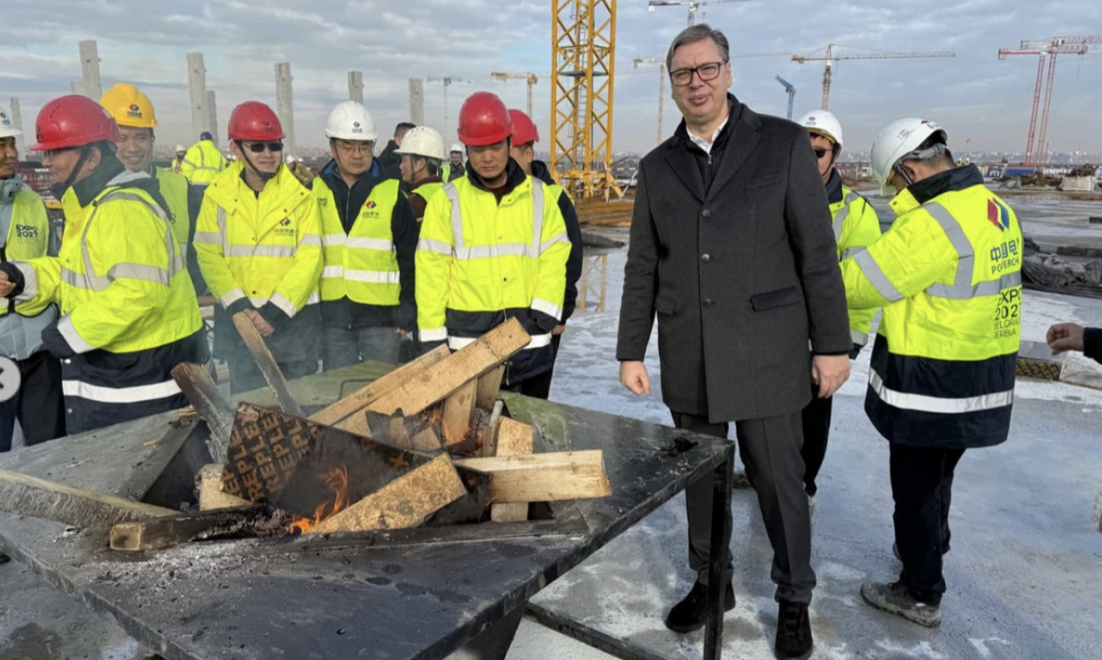 VRUĆE GIRICE I JABUKE DA SE RADNICI OKREPE! Pogledajte kako su Vučić i Mali obišli gradilište EXPO (FOTO)