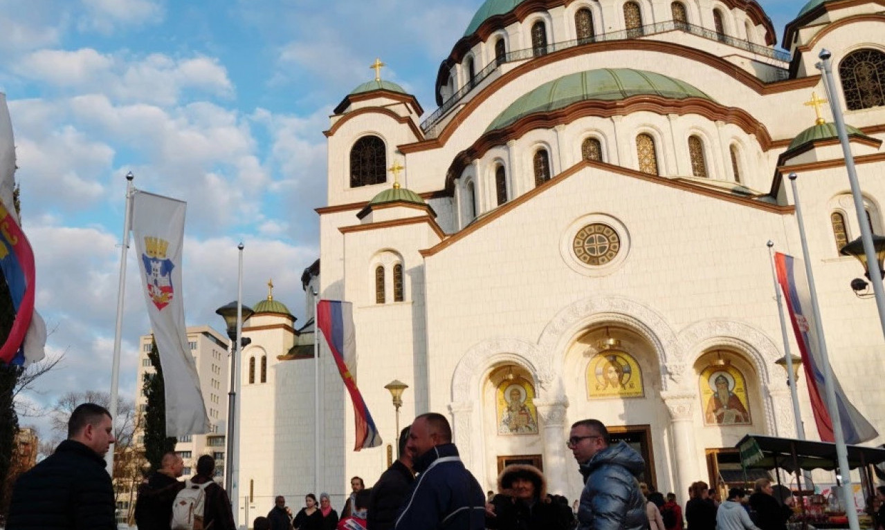 U HRAMU SVETOG SAVE POČELA LITURGIJA Sve je spremno za večernju službu i paljenje badnjaka, ovo je tačna satnica