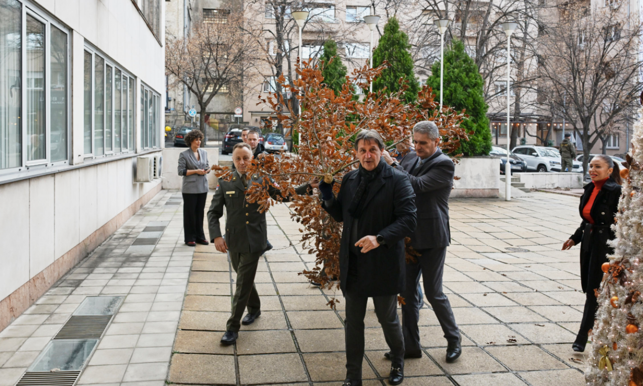 MINISTAR GAŠIĆ UNEO BADNJAK U ZGRADU MINISTARSTVA ODBRANE: "Čuvaćemo mir i sigurnost naše otadžbine" (FOTO)