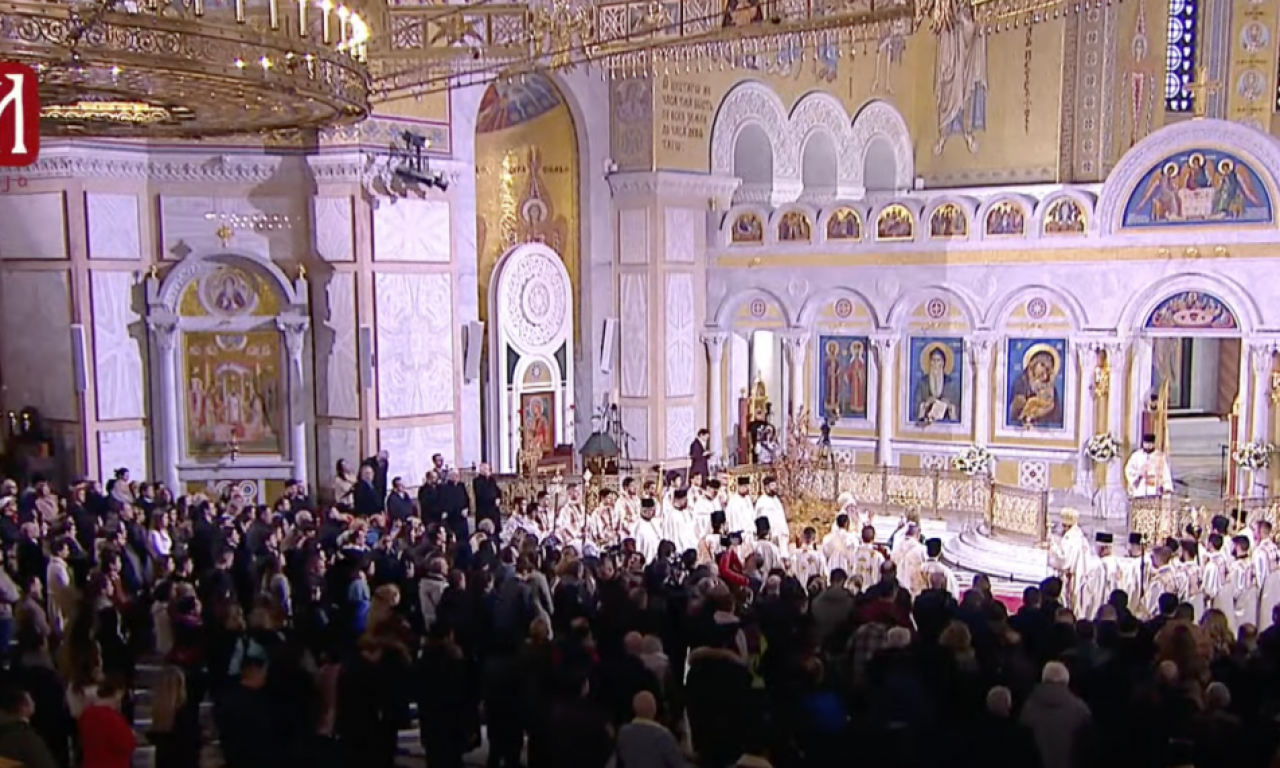 VELIKI BROJ VERNIKA OKUPIO SE U HRAMU SVETOG SAVE Patrijarh Porfirije služi Božićnu liturgiju (FOTO)