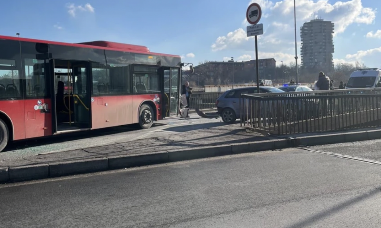 KARAMBOL NA PANČEVCU! Autobus naleteo na BMW, delovi svuda po putu - stvara se gužva ka gradu (FOTO)