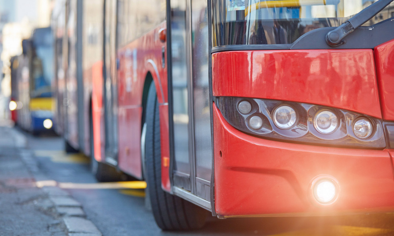 ŽESTOK UDES U BEOGRADU! Automobilom naleteo na autobus i pobegao, povređeno dete!