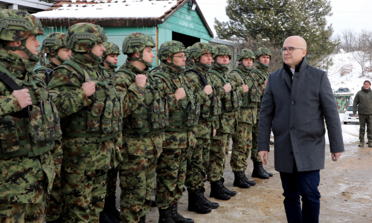 ZAJEDNIČKIM ULAGANJEM CELE DRŽAVE STVARAMO BOLJE USLOVE ZA NAŠU VOJSKU Vučević za Mali Božić sa srpskim vojnicima (FOTO)