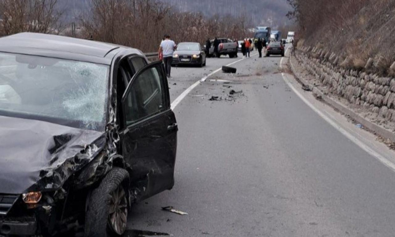 TOČKOVI POKIDANI, DELOVI KOLA PO PUTU... Novi detalji žestokog udesa na Ibarskoj (FOTO)