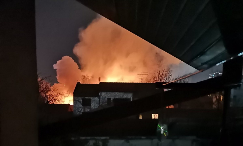 IZNELI STVARI ISPRED KUĆE I ČEKAJU: Panika među stanarima blizu požara u Kruševcu!