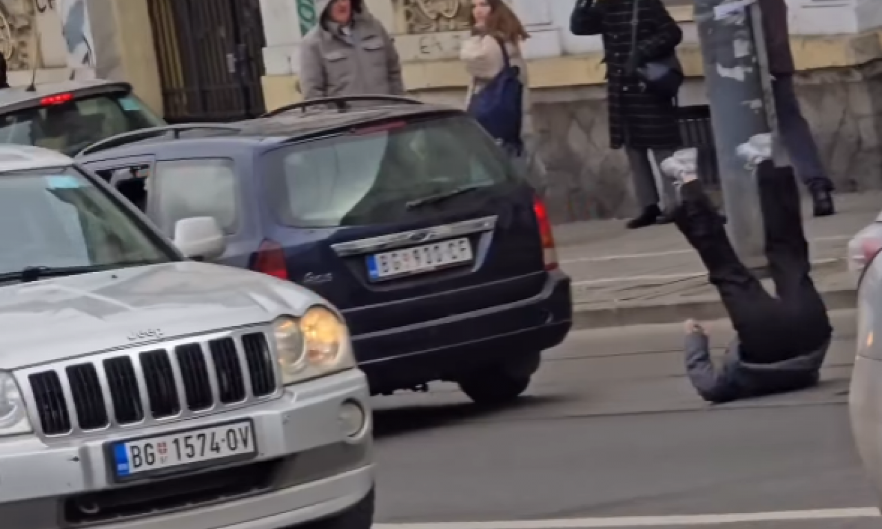 UZNEMIRUJUĆE! Devojka leži i krvari na trotoaru, vozač automobilom uleteo u masu i pokosio je! (VIDEO)