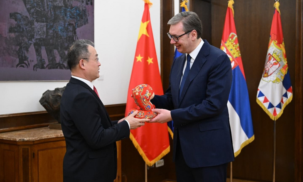 KINA JE JEDAN OD NAJVAŽNIJIH PARTNERA SRBIJE Vučić dobio specijalan poklon od ambasadora Li Minga (FOTO)