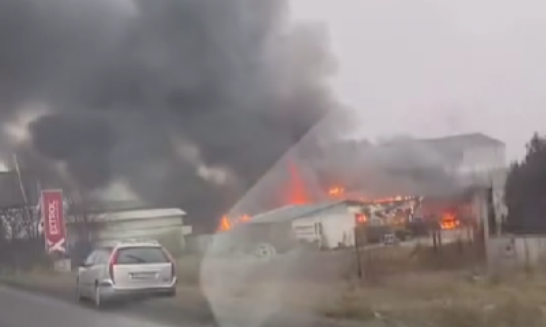 EKSPLOZIJA U ZEMUN POLJU! Vatra guta sve pred sobom, širi se gusti crni dim - haos na terenu (VIDEO)