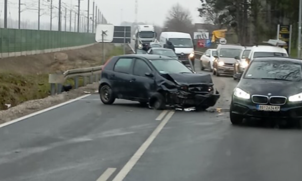 JEZIV UDES U SREMSKIM KARLOVCIMA Automobil potpuno smrskan (VIDEO)