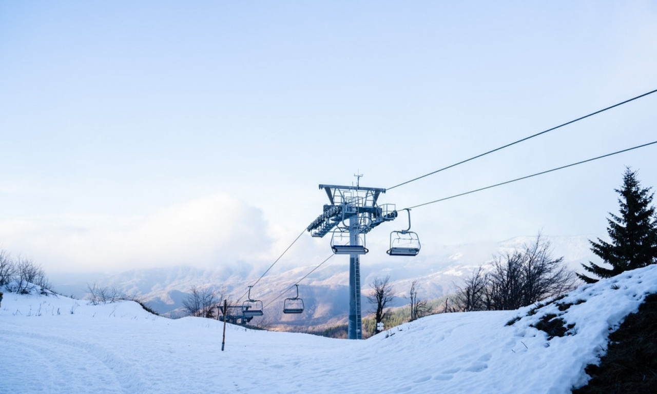 SKI-PAS NA OVOJ PLANINI MEĐU NAJJEFTINIJIM U SRBIJI Od juče radi punim kapacitetom, a evo koje staze su u funkciji