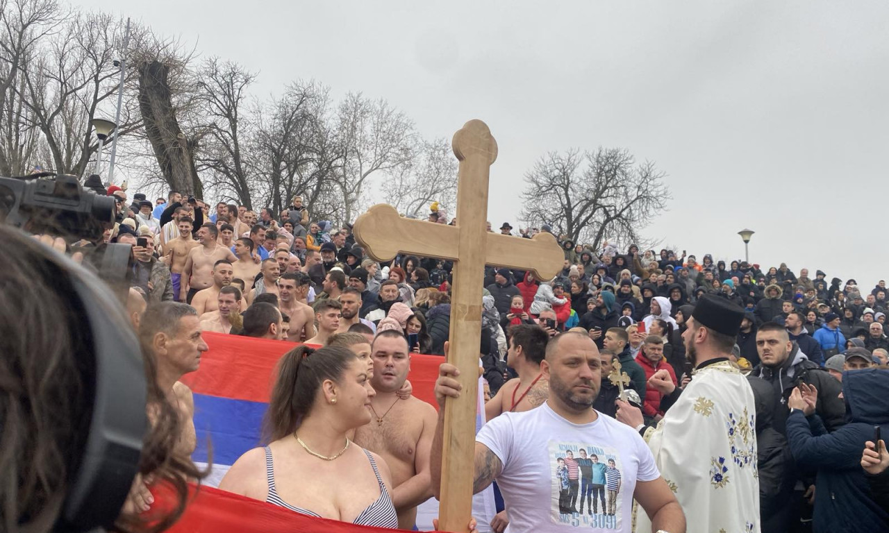 U ŠAPCU ZA ČASNI KRST PLIVALA DECA, ŽENE i ljubitelji ove manifestacije: Oboren je i rekord prijavljenih učesnika (FOTO)