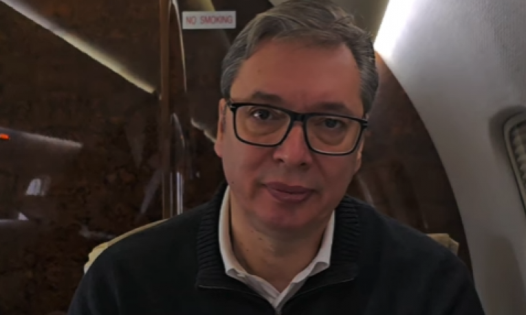 JAVIO SE VUČIĆ IZ AVIONA Najavio razgovor sa narodom: "Jedva čekam da vas vidim!" Evo kada i gde (VIDEO)