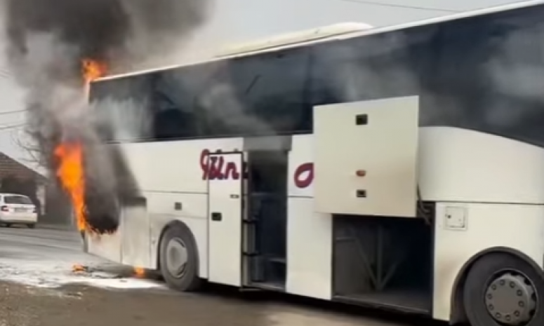 GORI AUTOBUS Vatra kulja iz zadnjeg dela vozila, velika drama u Kraljevu! (VIDEO)