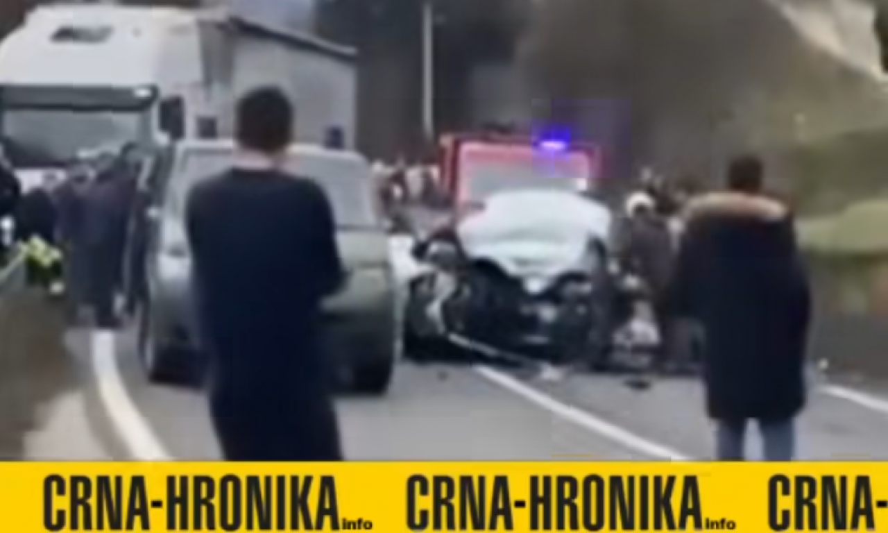 STRAVIČAN SNIMAK SA MESTA NESREĆE: Automobil smrskan, poginuli roditelji i dvoje dece (VIDEO)