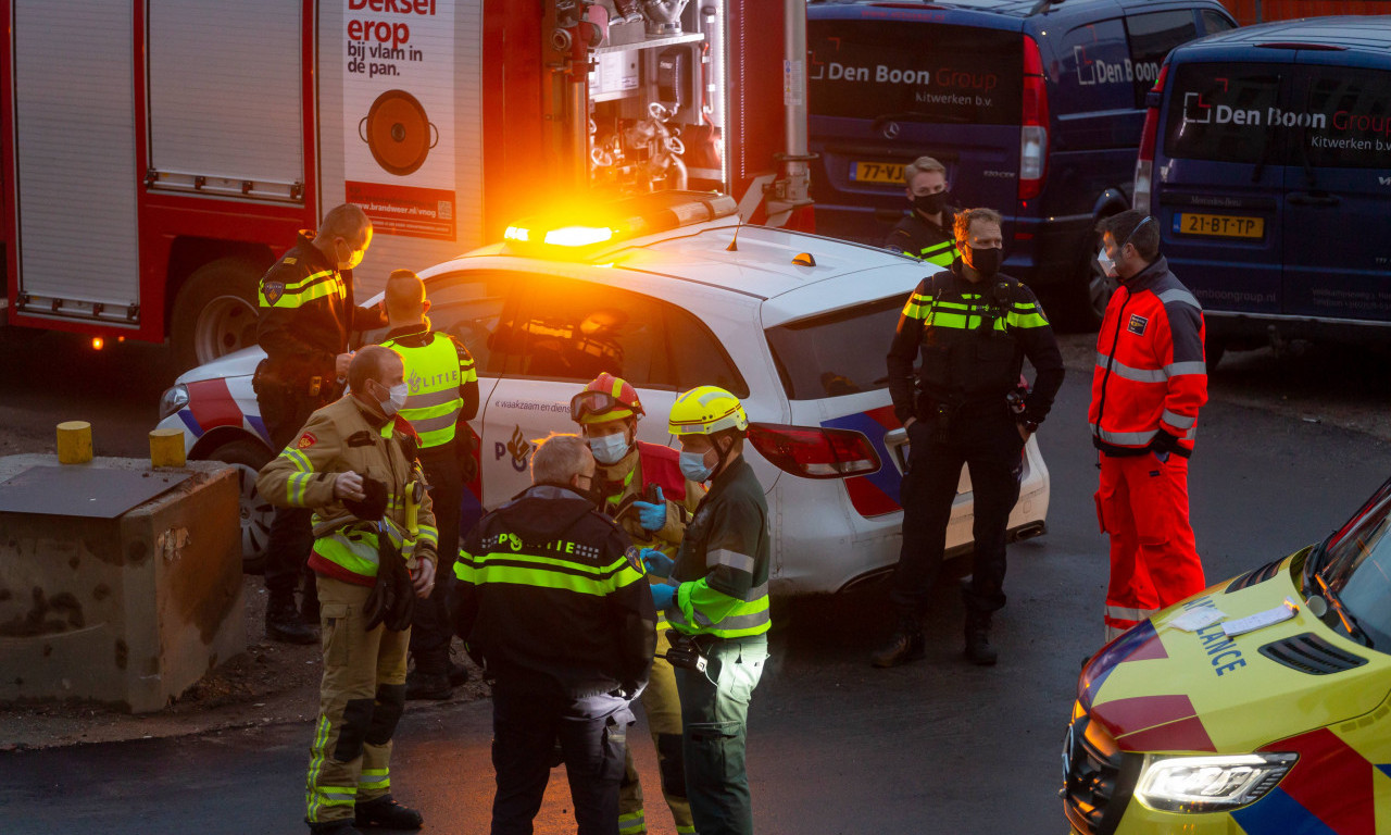 RADNIK SE ZAGLAVIO U MAŠINI U FABRICI! Hitna pomoć i policija na terenu (FOTO)