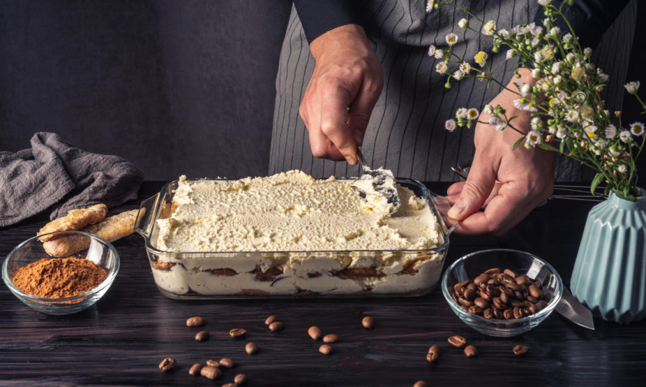 LAŽNI TIRAMISU ZA TREN OKA Brz i ukusan recept bez maskarpone sira, prava vikend poslastica!