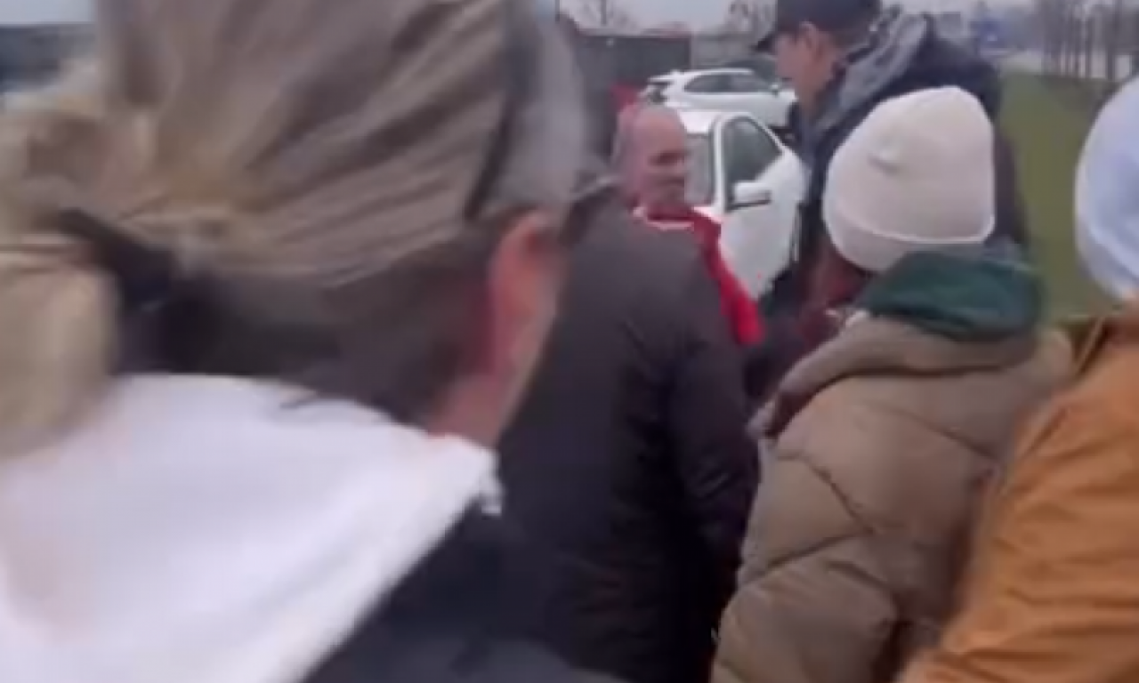 ŠOLAKOV KURIR SE ZALETEO VOZILOM NA STUDENTE Užas kod Glavne autobuske! (VIDEO)