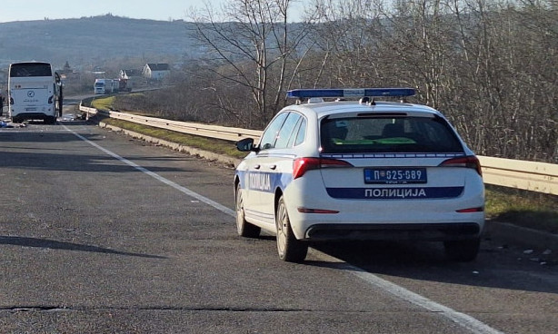 "TO JE UKLETO MESTO" Udes kod Umke potresao meštane: Žena je od siline udarca ispala iz autobusa