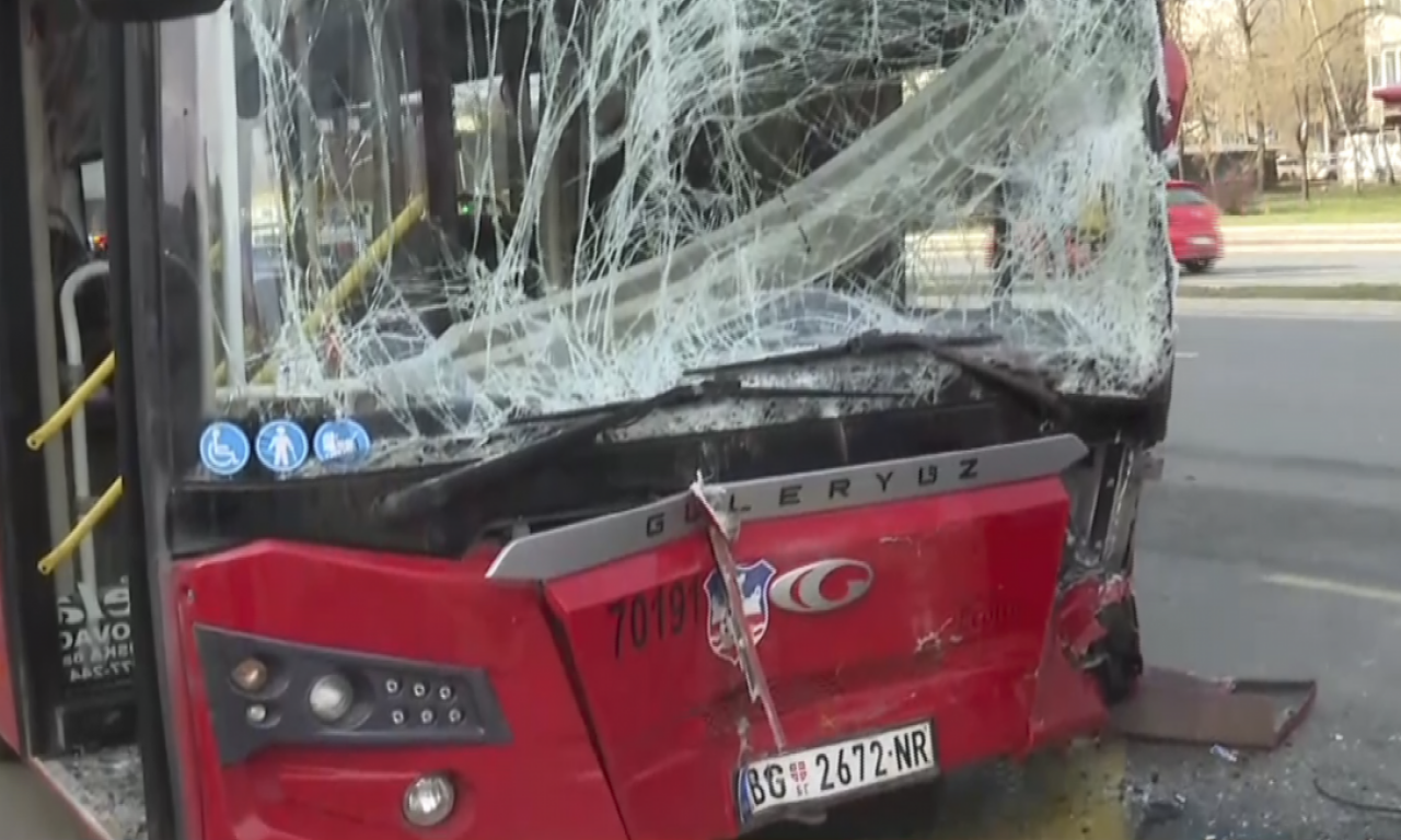 IZVLAČIO SAM DEVOJKU ZAGLAVLJENU ISPOD AUTOBUSA Očevidac za K1 opisao zastrašujuću scenu: Krv i staklo po putu... (FOTO)