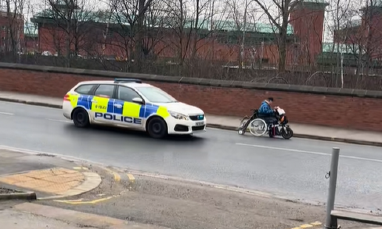 POTERA KAKVU NIKAD NISTE VIDELI Žena ukrala stvari iz prodavnice - šokiraće vas čime beži od policije (VIDEO)