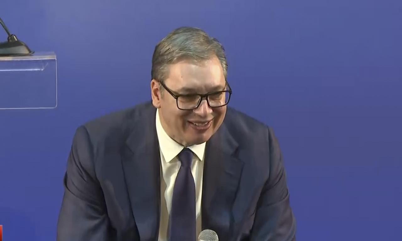 VUČIĆ U PUNOJ HALI RAZGOVARA SA MEŠTANIMA VARVARINA Predsednik nastavlja obilazak Rasinskog okruga