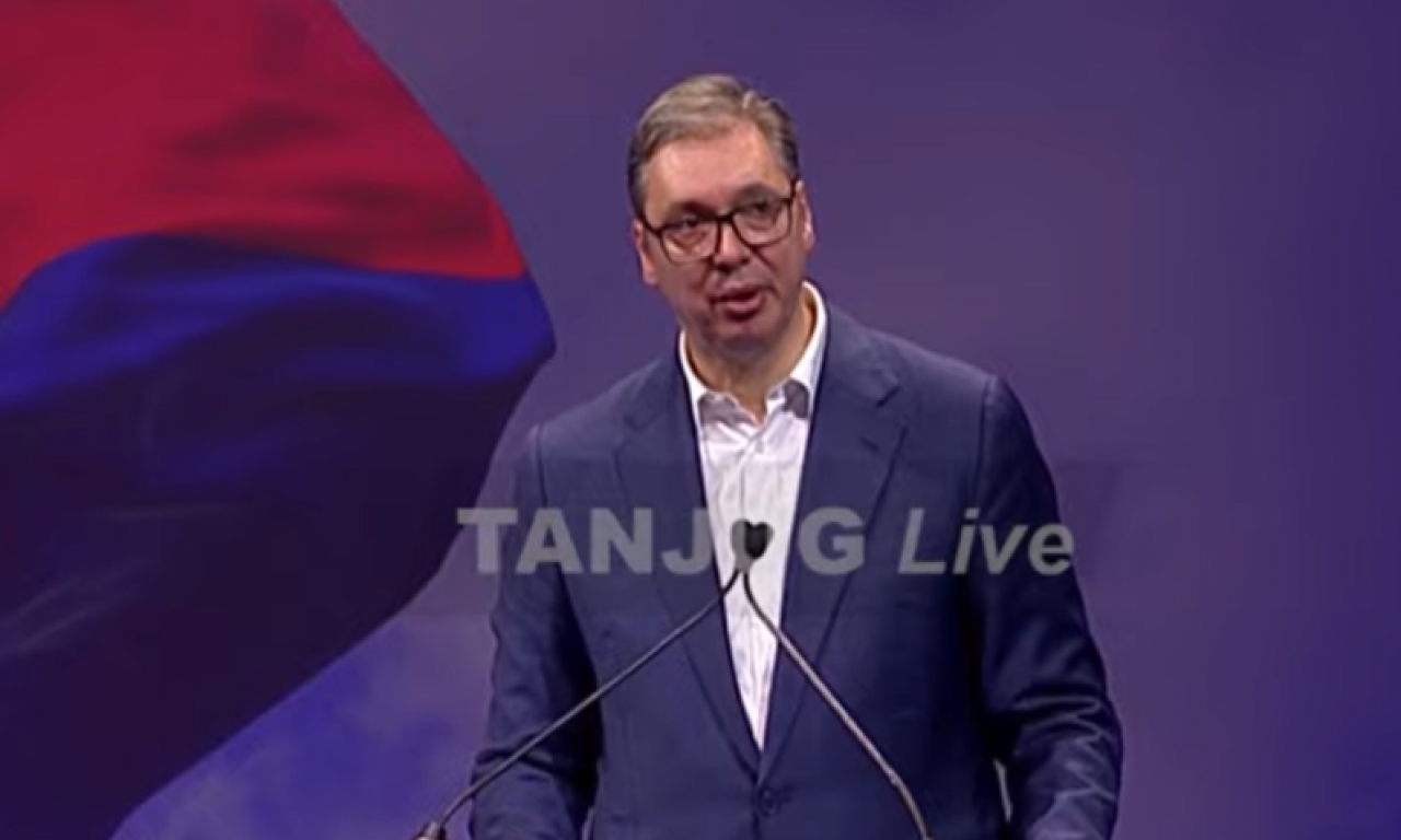 OVACIJE PREPUNE HALE U TRSTENIKU: Predsednik Vučić se obraća građanima!