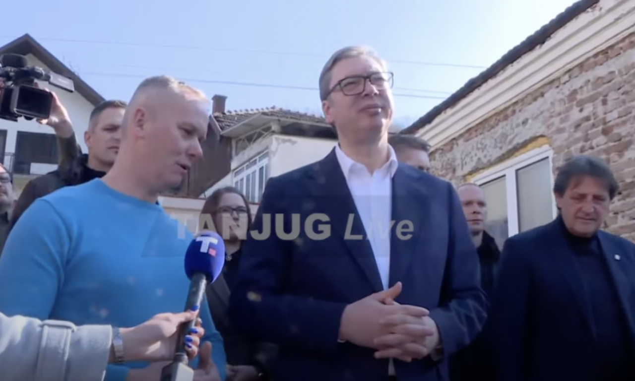 VUČIĆ SA PORODICOM SAVKOVIĆ KOJA IMA ČETVORO DECE Predsednik domaćinski - uz rakijicu o problemima meštana (VIDEO)