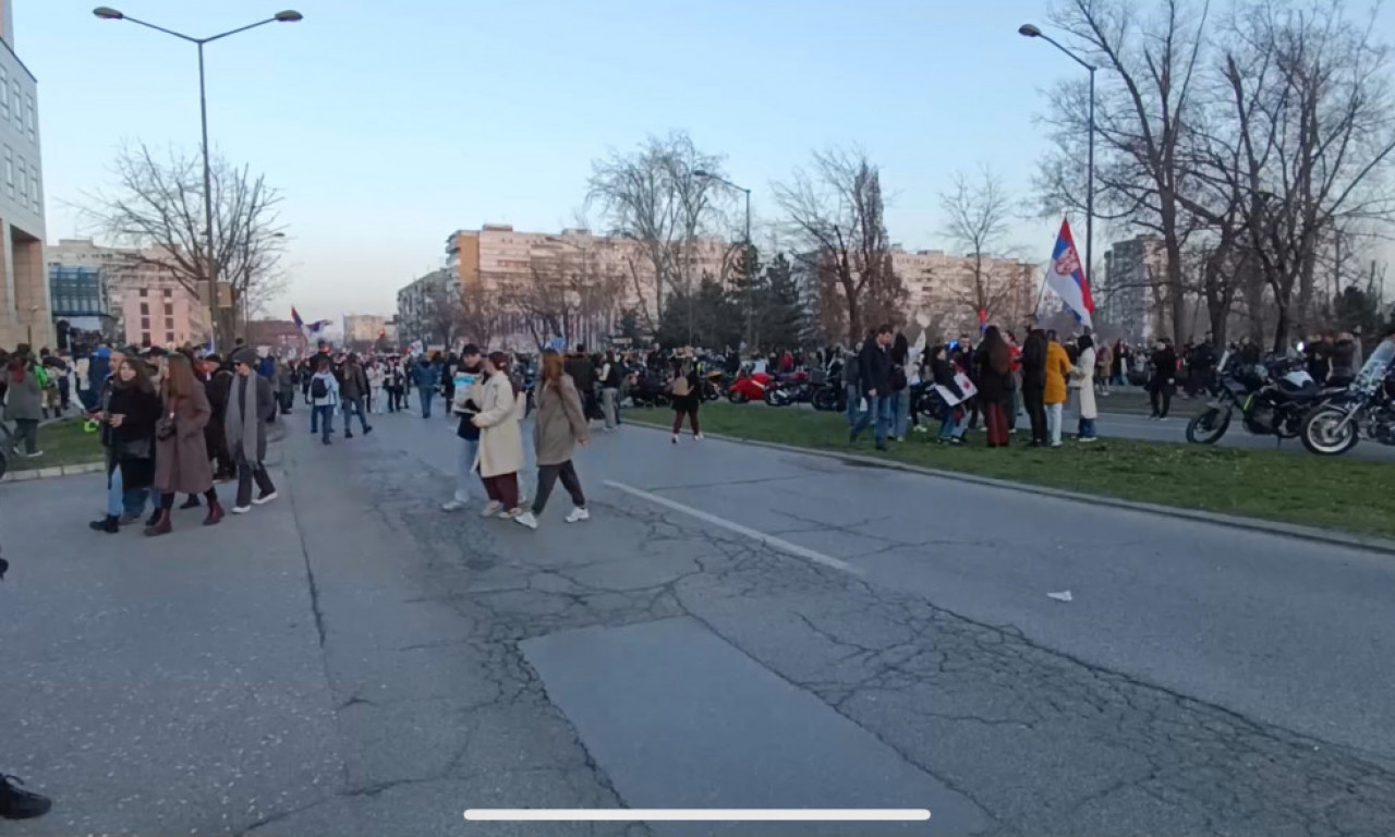 U NOVOM SADU BLOKADA MOSTOVA: Među učesnicima blokade i opozicioni političari (FOTO)