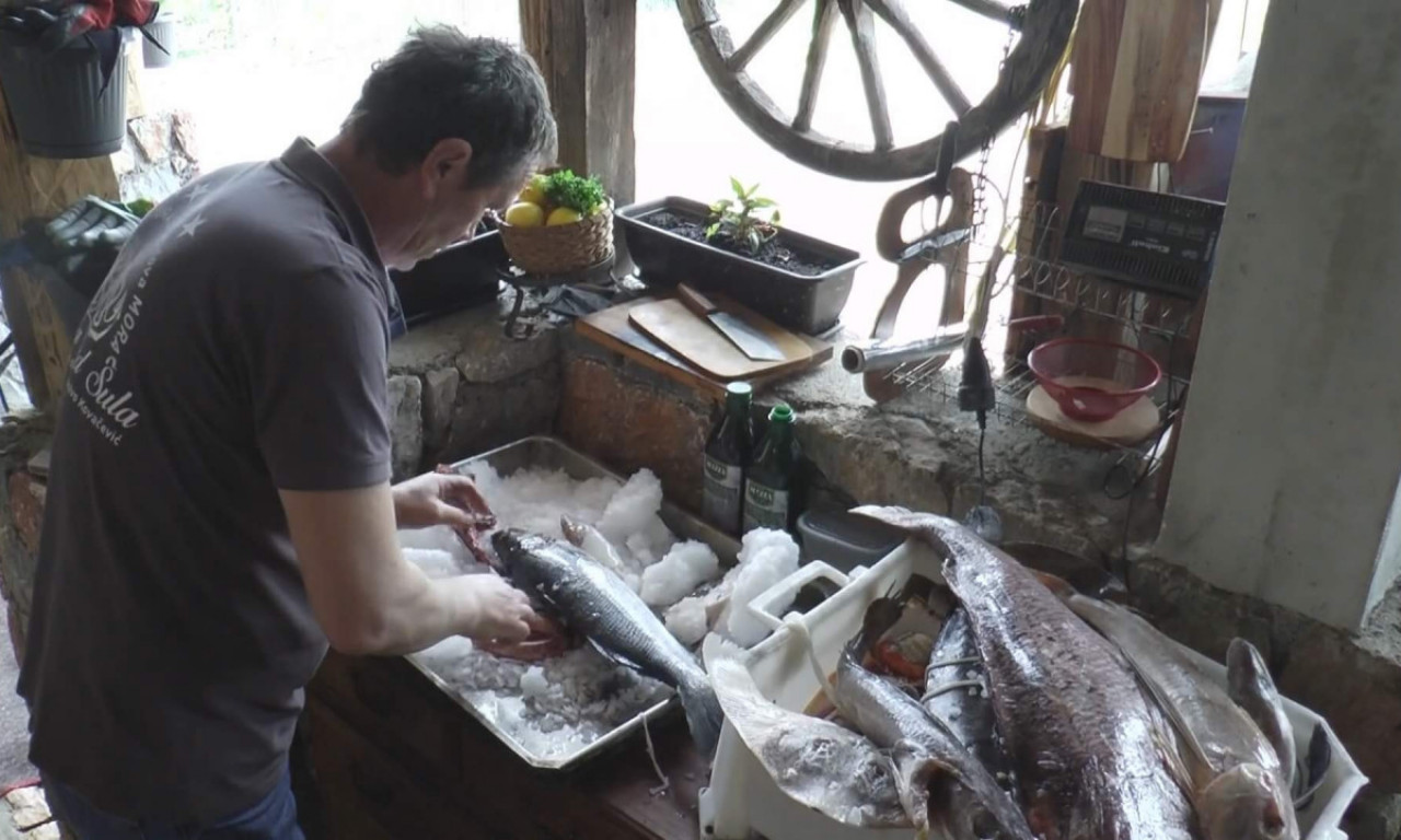 BIVŠI MORNAR KUVA MORSKE SPECIJALITETE NADOMAK ZLATIBORA! U konobi se čeka mesto više za obrok (FOTO)