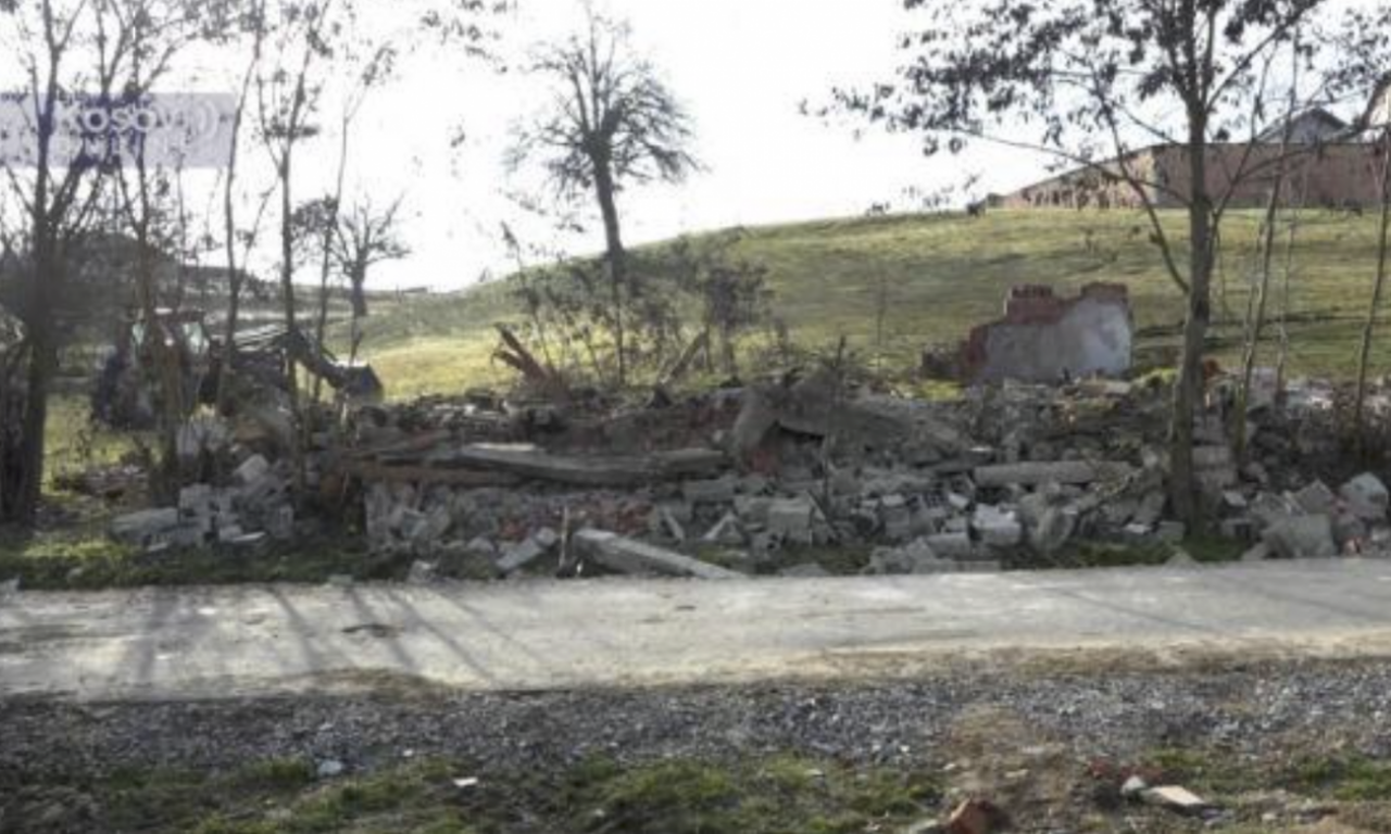 ČITULJA ZA TROJICU DEČAKA POGINULIH KOD ĐAKOVICE KIDA SRCA Igra se pretvorila u tragediju, cela kuća se sručila na njih