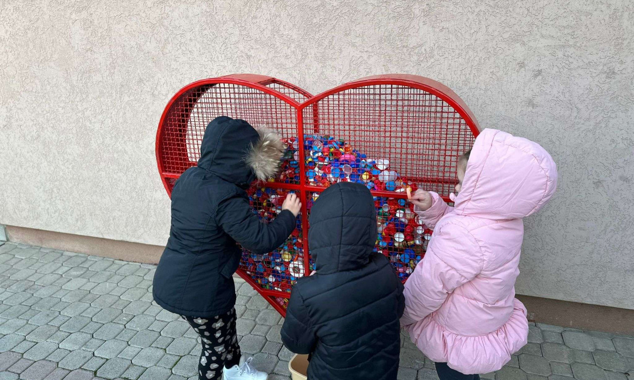 ČAČANI POZAJMILI IDEJU IZ GRČKE, PA SPOJILI HUMANOST I EKOLOGIJU! Neobična crvena srca osvanula na vrtićima i školama