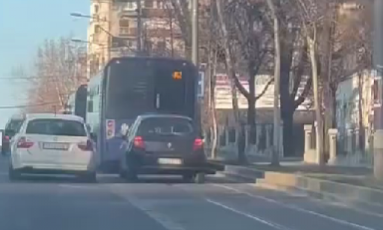 UŽAS U CENTRU BEOGRADA Muškarca polivali sokom, gađali flašom i u punoj brzini vukli po putu! (VIDEO)