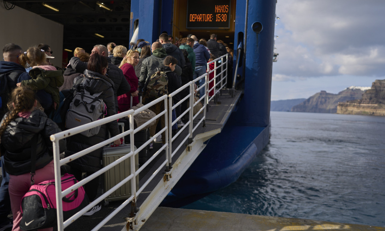 MASOVNA BEŽANIJA SA SANTORINIJA Ostrvo napustilo 11.000 ljudi - sklanjaju se u planine, spavaju i kolima! (FOTO+VIDEO)