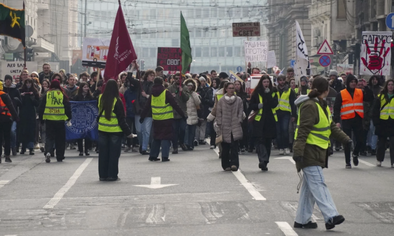 ZAVRŠEN PROTEST GRUPE PROSVETNIH RADNIKA U Nemanjinoj ponovo funkcioniše saobraćaj, a evo kako je sve izgledalo