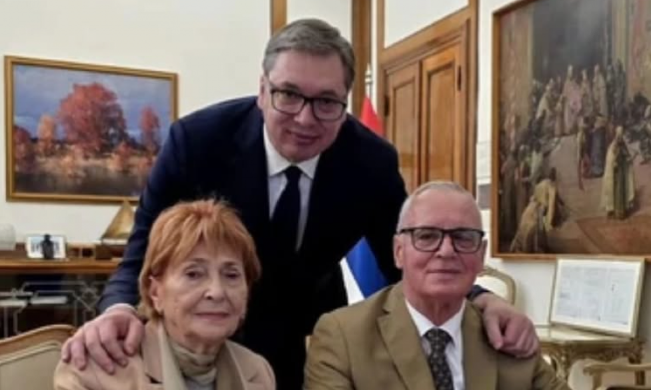 VUČIĆ PODELIO FOTOGRAFIJU SA RODITELJIMA: Predsednik poslao moćnu poruku koju će svi zapamtiti!