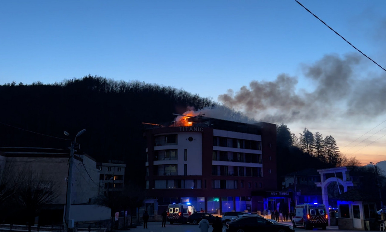 BORBA SA VATROM U NOVOPAZARSKOM HOTELU NE PRESTAJE: Vatrogasci ušli u objekat, struja isključena u celom naselju