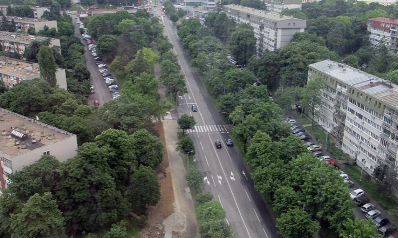 ČOVEK SKOČIO SA TERASE U USTANIČKOJ Panika na ulici, prolaznici zvali Hitnu!