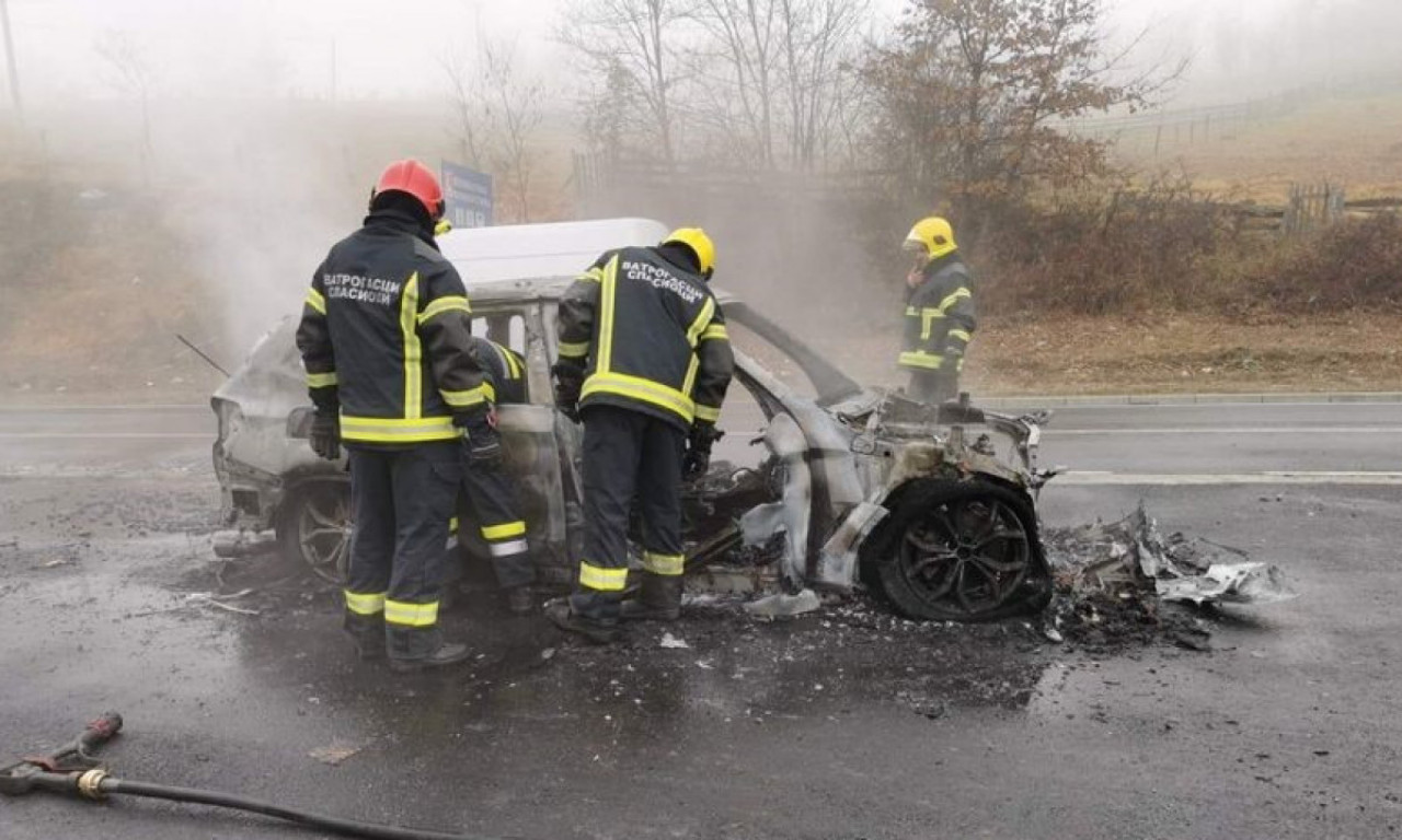 ZAPALIO SE AUTOMOBIL NA MAGISTRALNOM PUTU! Među putnicima bilo i dece, a od vozla ništa nije ostalo (FOTO)