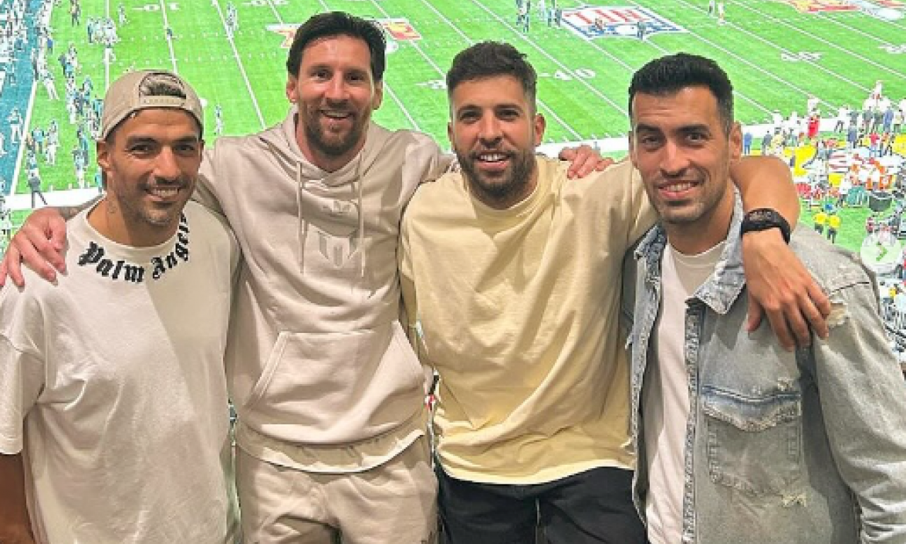 DA LI JE OVO NAJSKUPLJA SLIKA SA SUPERBOULA? Samo je jedan čovek veći od finala NFL-a (FOTO)