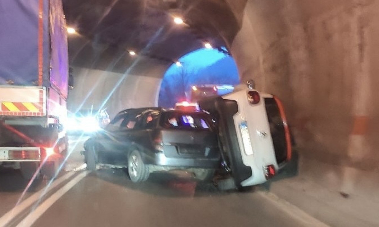 TEŽAK UDES U TUNELU Automobil prevrnut na stranu, drugi ispod njega!