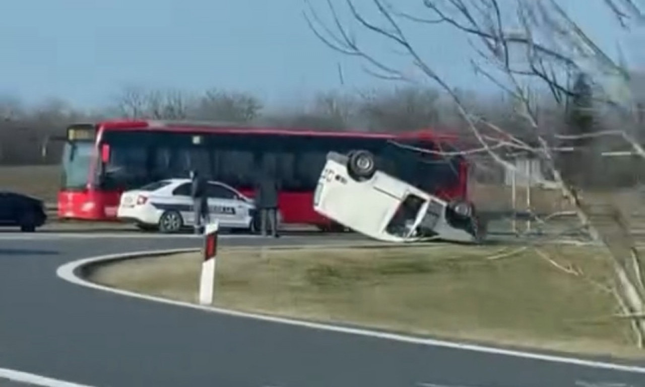 STAVIČNA SCENA KOD AERODROMA Kombi se prevrnuo na krov, ko žuri na avion zakasniće (FOTO)