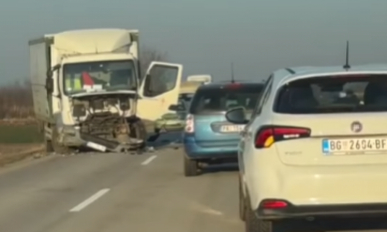 ŽESTOK UDES KOD ZRENJANINA Direktan sudar kamiona i automobila, jezive scene na putu (VIDEO)